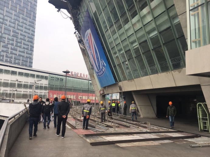 卢卡库在效力国米期间就曾遭遇尤文球迷种族歧视，而在今夏他险些加盟尤文，当时尤文希望用弗拉霍维奇交换卢卡库，但最终转会谈判失败，卢卡库被租借到罗马。